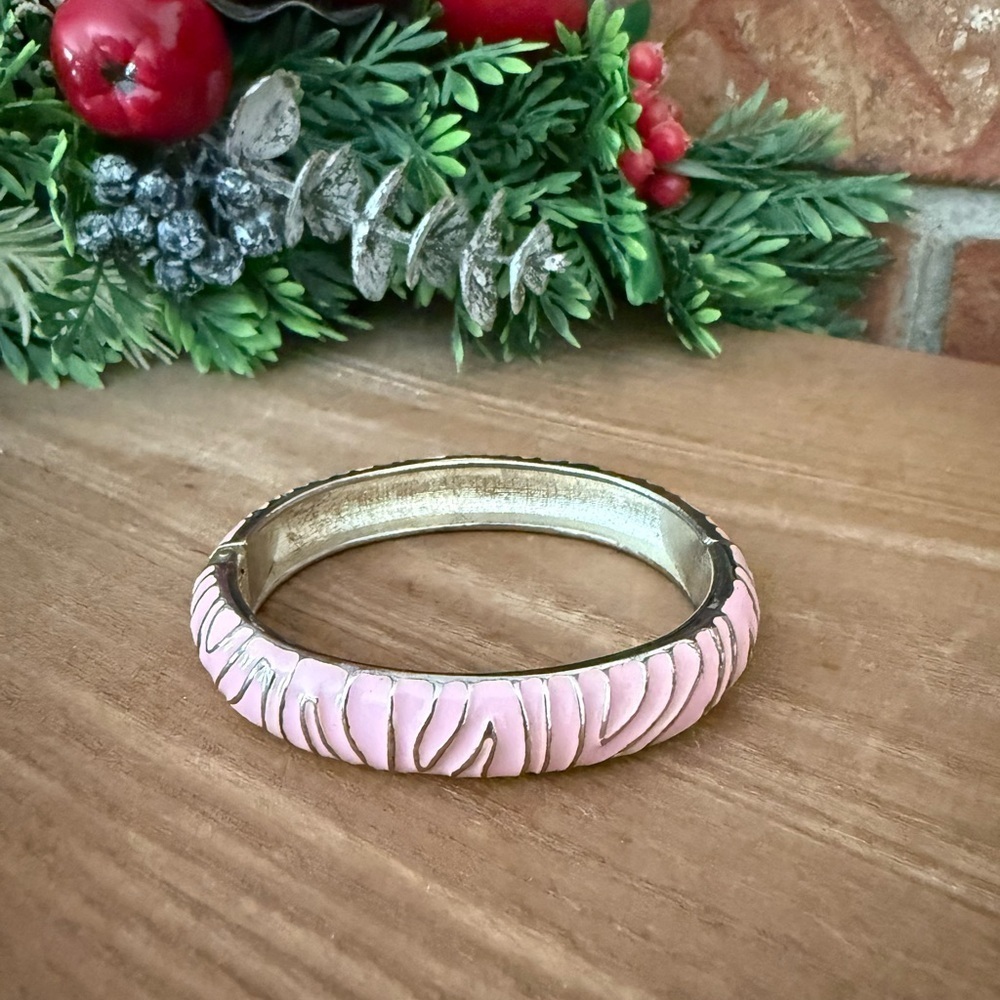 Vintage 1974 Elegant Pink Zebra Bangle Spring Close Oval Bracelet - Picture 5 of 10
